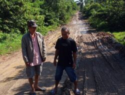 Masyarakat Keluhkan Jalan Rusak Akibat Mobil Pengangkut Material Pembangunan Jalan Gedung Aji–Umbul Mesir