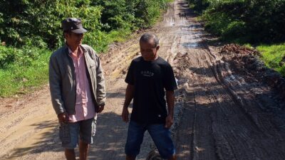 Masyarakat Keluhkan Jalan Rusak Akibat Mobil Pengangkut Material Pembangunan Jalan Gedung Aji–Umbul Mesir
