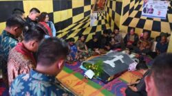 Bupati Humbahas Melayat Ke Rumah Duka Orang Tua Kades Sihastonga, Sampaikan Belasungkawa Mendalam