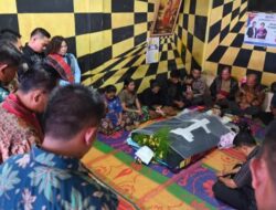 Bupati Humbahas Melayat Ke Rumah Duka Orang Tua Kades Sihastonga, Sampaikan Belasungkawa Mendalam