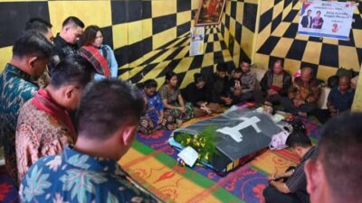 Bupati Humbahas Melayat Ke Rumah Duka Orang Tua Kades Sihastonga, Sampaikan Belasungkawa Mendalam