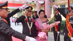 Di Hari Bhayangkara Ke‑80, Tradisi Pedang Pora Iringi Pelepasan Perwira Purna Bhakti Polres Toba