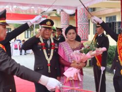 Di Hari Bhayangkara Ke‑80, Tradisi Pedang Pora Iringi Pelepasan Perwira Purna Bhakti Polres Toba