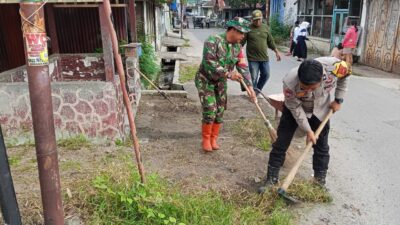 Polsek Padang Hulu Ikuti Gotong Royong Bersih Lingkungan Di Pasar Gambir